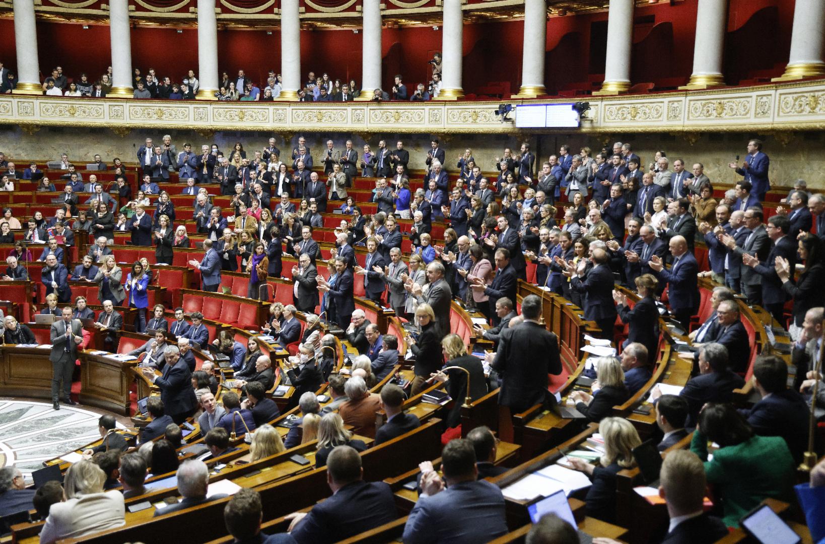 Le "chantage à l'exclusion des députés" d'un groupe parlementaire puni